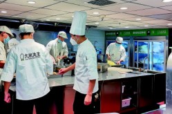 连锁快餐店主厨：9个人通宵给医院做了1800份早餐-新华网快餐图片