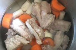 胡萝卜排骨汤,胡萝卜排骨汤的制作与营养价值”